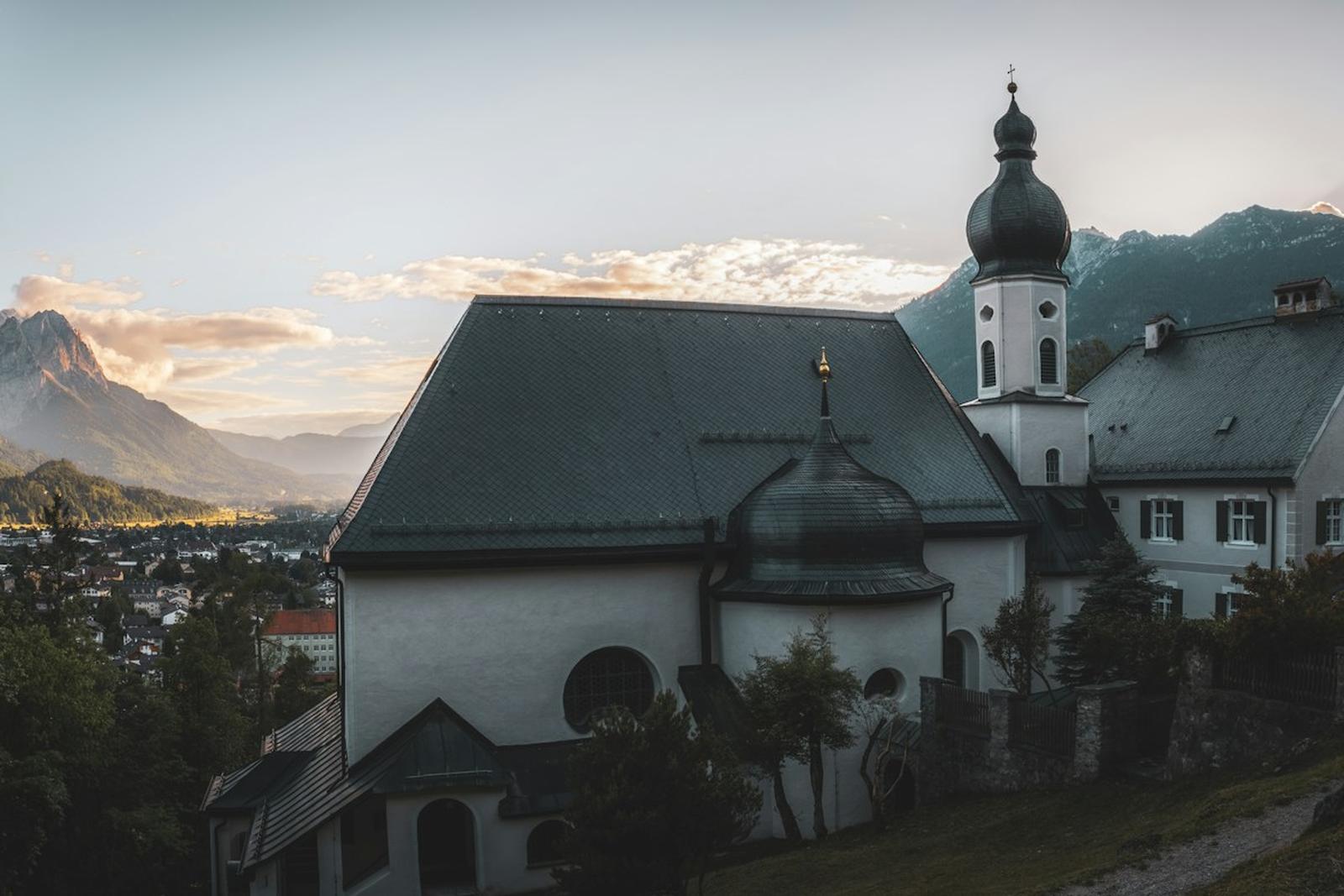 Garmisch-Partenkirchen mit der Wallfahrtskirche St. Anton