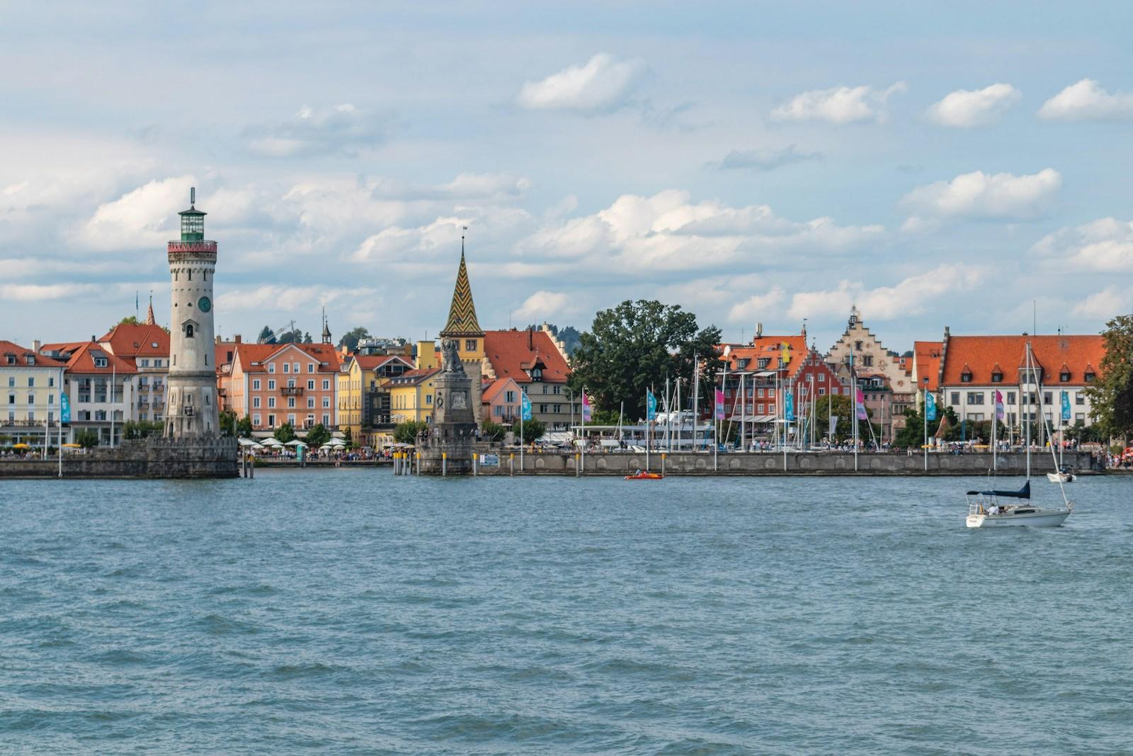 Lindauer Hafeneinfahrt mit Löwe und Leuchtturm