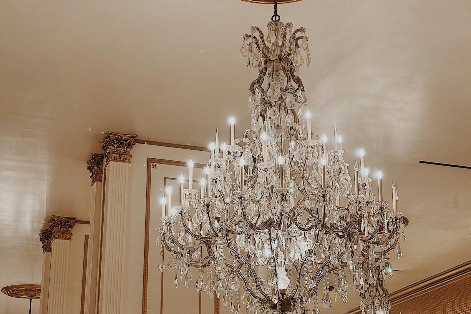 Symbolic image: hall with chandeliers